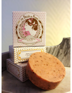 Savon naturel Bois de cèdre et feuilles de thé. Un subtil mélange de bois et de nectar sucré à consommer sans modération.