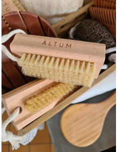 brosse à ongles en bois naturel 2 faces avec cordon à suspendre