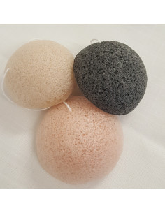 Éponges de konjac pour un nettoyage des peaux sensibles. 3 coloris aléatoires, rose, écru ou charbon