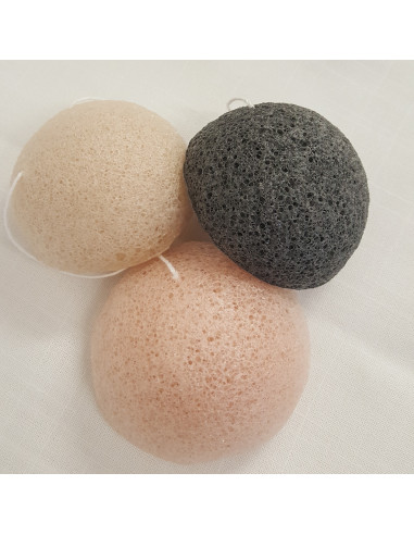 Éponges de konjac pour un nettoyage des peaux sensibles. 3 coloris aléatoires, rose, écru ou charbon