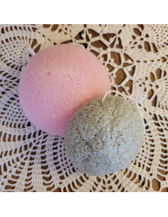 Eponges konjac taille medium (rose) vendue sous sachet et taille petite (verte) vendue en vrac