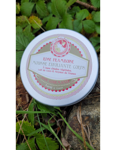 Mousse exfoliante pour le corps parfumée à la framboise et à la rose.