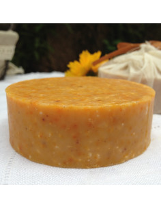 Savon naturel et artisanal tonifiant aux huiles essentielles de pin et vétiver biologiques.Enrichi en fleur de sel