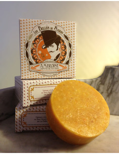 Savon saponifié à froid au bois de pin et au vétiver finement enrichi à la fleur de sel.