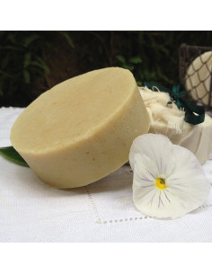 Savon naturel et artisanal à l'huile de chanvre exfoliant.