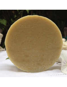 Savon naturel gommant aux plantes aromatiques et potagères.