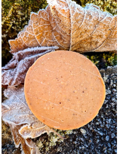 savon à l'huile de bois de cade et genévrier, miel et lait de brebis enrichi en purée de châtaignes
